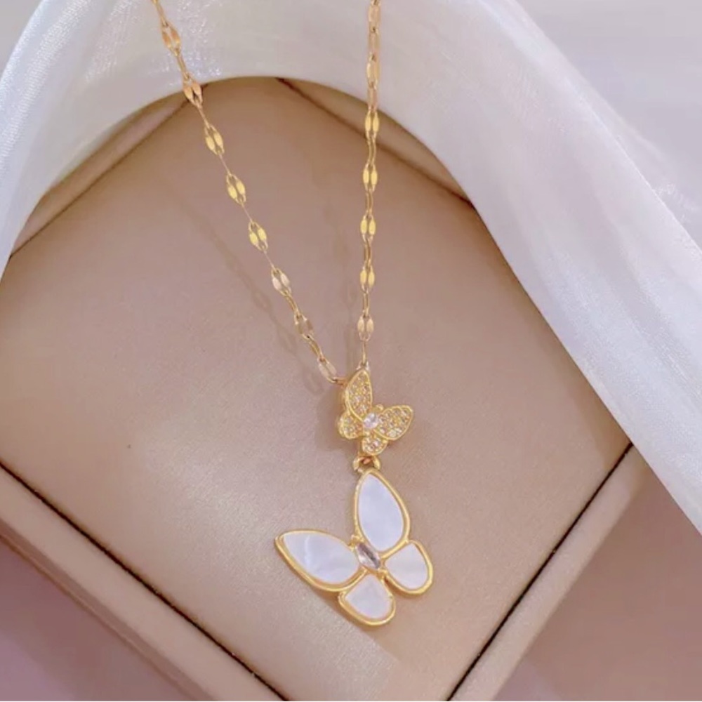 Brand new Oyster Rhinestone Butterfly Pendant with Necklace